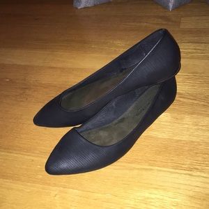 Black pointy toe flats